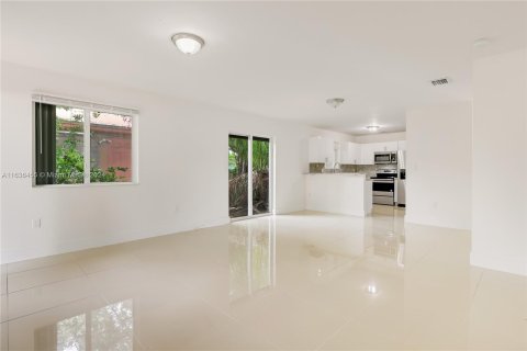 House in Miami, Florida 4 bedrooms, 130.06 sq.m. № 1309381 - photo 4