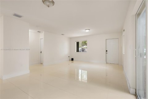 House in Miami, Florida 4 bedrooms, 130.06 sq.m. № 1309381 - photo 7