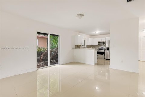 Casa en venta en Miami, Florida, 4 dormitorios, 130.06 m2 № 1309381 - foto 8