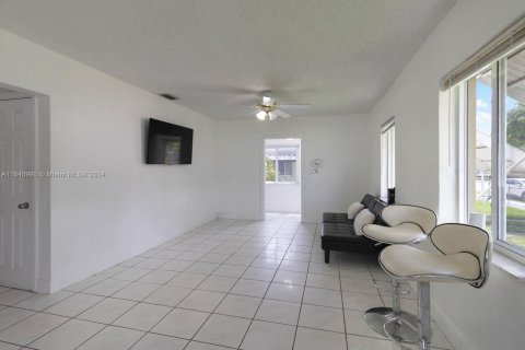 Commercial property in Miami, Florida 167.87 sq.m. № 1360468 - photo 10