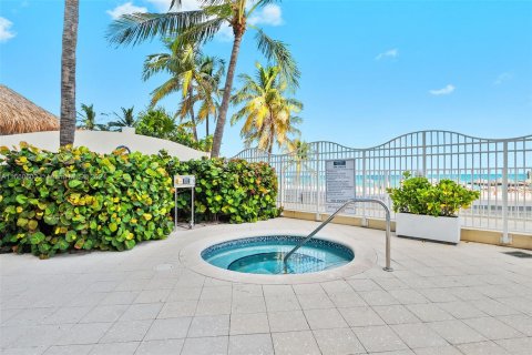 Condominio en venta en Sunny Isles Beach, Florida, 1 dormitorio, 92.9 m2 № 1372767 - foto 26