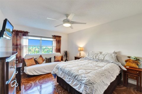 Condo in Hallandale Beach, Florida, 2 bedrooms  № 1372773 - photo 24