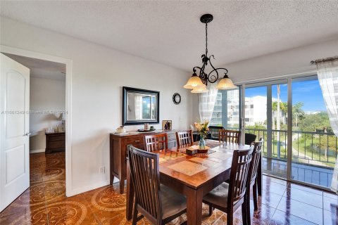 Condo in Hallandale Beach, Florida, 2 bedrooms  № 1372773 - photo 16