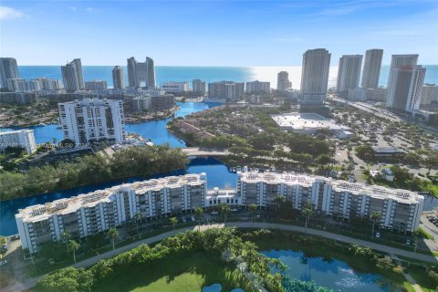 Condo in Hallandale Beach, Florida, 2 bedrooms  № 1372773 - photo 5