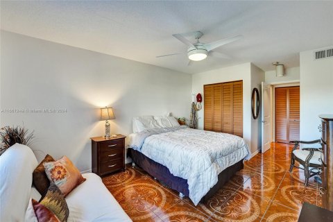 Condo in Hallandale Beach, Florida, 2 bedrooms  № 1372773 - photo 22