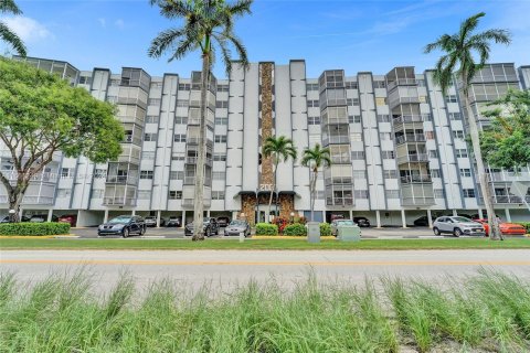 Condo in Hallandale Beach, Florida, 2 bedrooms  № 1372773 - photo 6