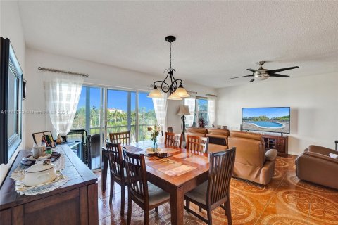 Condo in Hallandale Beach, Florida, 2 bedrooms  № 1372773 - photo 15