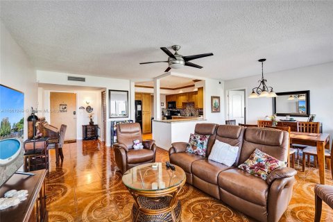 Condo in Hallandale Beach, Florida, 2 bedrooms  № 1372773 - photo 14