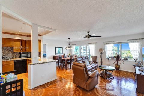 Condominio en venta en Hallandale Beach, Florida, 2 dormitorios, 106.84 m2 № 1372773 - foto 1