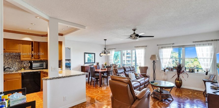 Condo in Hallandale Beach, Florida, 2 bedrooms  № 1372773