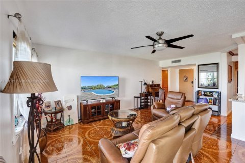 Condo in Hallandale Beach, Florida, 2 bedrooms  № 1372773 - photo 13