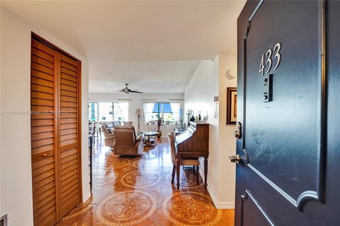 Condo in Hallandale Beach, Florida, 2 bedrooms  № 1372773 - photo 10