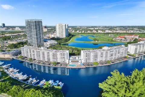 Condo in Hallandale Beach, Florida, 2 bedrooms  № 1372773 - photo 4