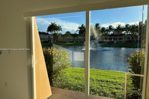 Townhouse in Miramar, Florida 3 bedrooms, 117.99 sq.m. № 1348505 - photo 3