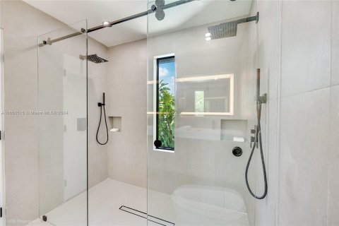 Casa en venta en Miami, Florida, 5 dormitorios, 279.73 m2 № 1333144 - foto 16