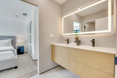 Casa en venta en Miami, Florida, 5 dormitorios, 279.73 m2 № 1333144 - foto 18