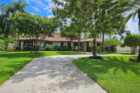 House in Miami, Florida 5 bedrooms, 389.63 sq.m. № 732691 - photo 3