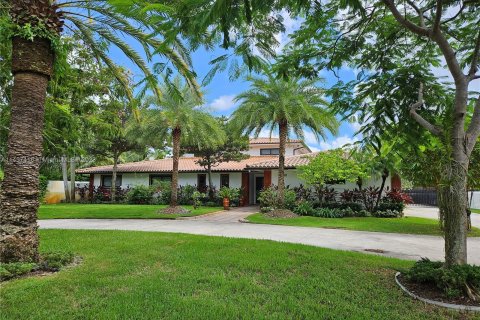 House in Miami, Florida 5 bedrooms, 389.63 sq.m. № 732691 - photo 2