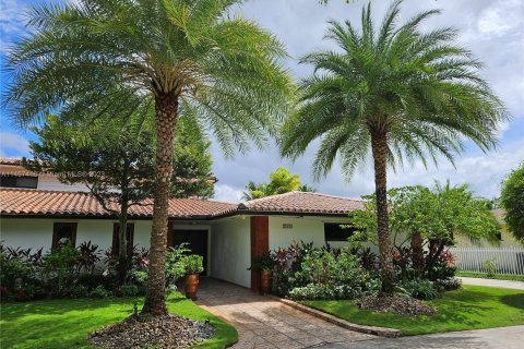 House in Miami, Florida 5 bedrooms, 389.63 sq.m. № 732691 - photo 5