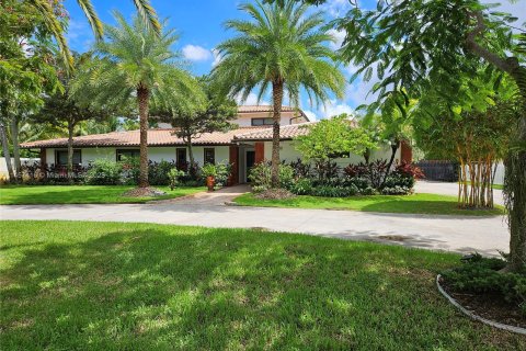 House in Miami, Florida 5 bedrooms, 389.63 sq.m. № 732691 - photo 1