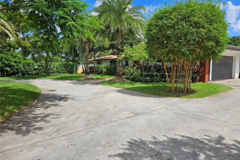 House in Miami, Florida 5 bedrooms, 389.63 sq.m. № 732691 - photo 4