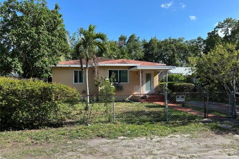 House in Miami, Florida 3 bedrooms, 143.81 sq.m. № 1215621 - photo 3