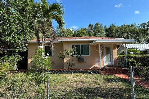 House in Miami, Florida 3 bedrooms, 143.81 sq.m. № 1215621 - photo 1