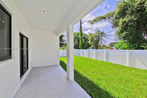 House in Dania Beach, Florida 3 bedrooms, 138.89 sq.m. № 1321481 - photo 23