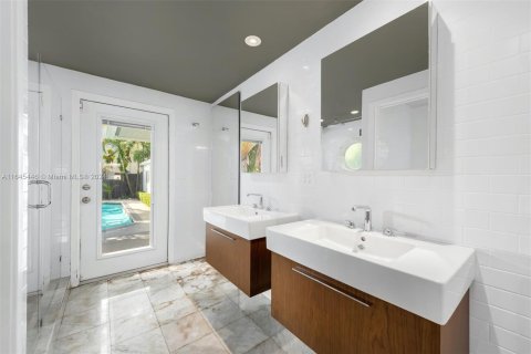 Casa en venta en Miami Beach, Florida, 5 dormitorios, 207.92 m2 № 1328743 - foto 13