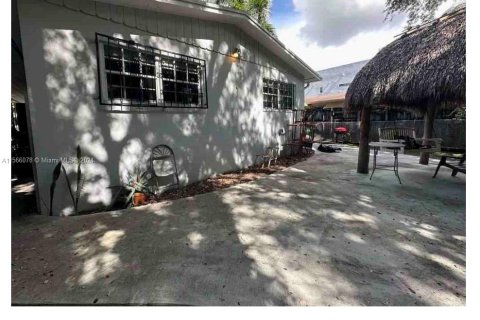 Immobilier commercial à vendre à Miami, Floride: 130.06 m2 № 1102705 - photo 2