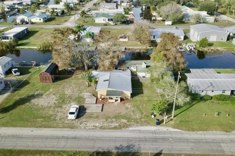 House in Okeechobee, Florida 4 bedrooms, 160.44 sq.m. № 920428 - photo 1