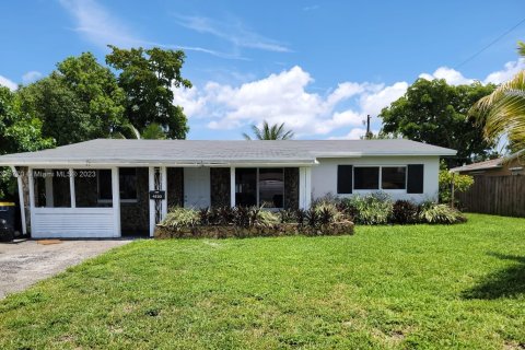 House in Dania Beach, Florida 3 bedrooms, 140 sq.m. № 528891 - photo 1