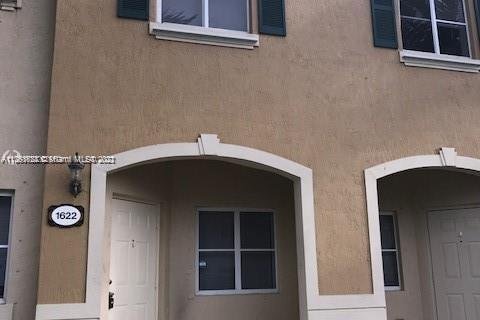 Townhouse in Homestead, Florida 2 bedrooms, 108.32 sq.m. № 77474 - photo 1