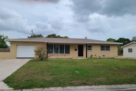 House in Saint Petersburg, Florida 3 bedrooms, 134.71 sq.m. № 1346615 - photo 1