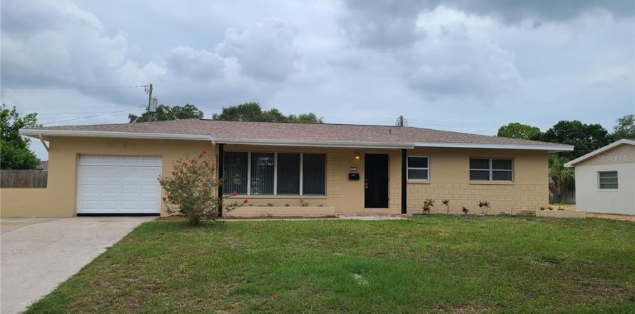 House in Saint Petersburg, Florida 3 bedrooms, 134.71 sq.m. № 1346615