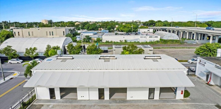 Commercial property in West Palm Beach, Florida № 776751