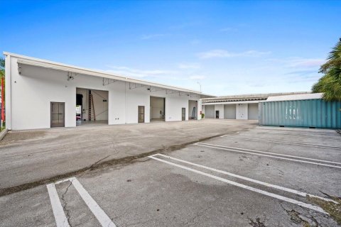 Commercial property in West Palm Beach, Florida № 776751 - photo 17