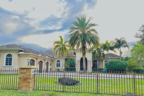 House in Coral Springs, Florida 6 bedrooms, 580.27 sq.m. № 887559 - photo 1