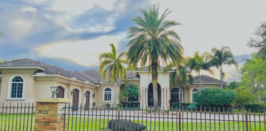 House in Coral Springs, Florida 6 bedrooms, 580.27 sq.m. № 887559