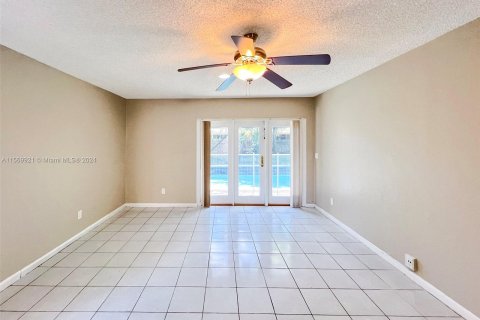 Villa ou maison à vendre à Lauderhill, Floride: 3 chambres, 175.96 m2 № 1127217 - photo 3