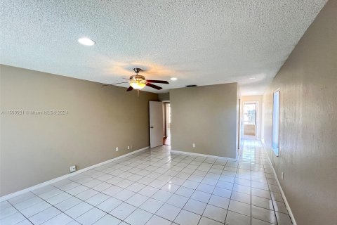 House in Lauderhill, Florida 3 bedrooms, 175.96 sq.m. № 1127217 - photo 4
