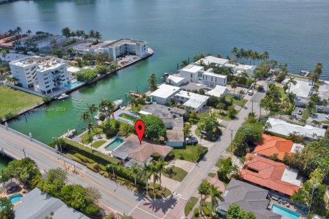 Villa ou maison à vendre à Miami Beach, Floride: 3 chambres, 223.24 m2 № 1391944 - photo 2