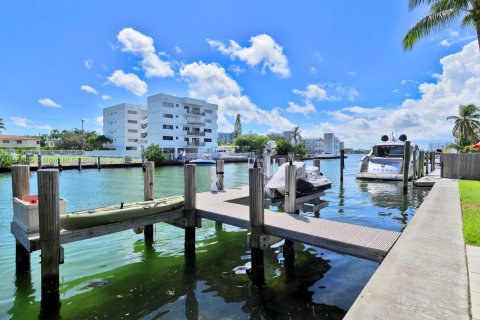 Villa ou maison à vendre à Miami Beach, Floride: 3 chambres, 223.24 m2 № 1391944 - photo 10