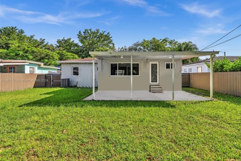 Villa ou maison à vendre à Miami, Floride: 2 chambres, 121.33 m2 № 1392024 - photo 25