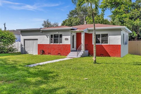 Villa ou maison à vendre à Miami, Floride: 2 chambres, 121.33 m2 № 1392024 - photo 3