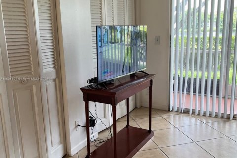 Condominio en venta en Pembroke Pines, Florida, 1 dormitorio, 75.34 m2 № 1269162 - foto 10