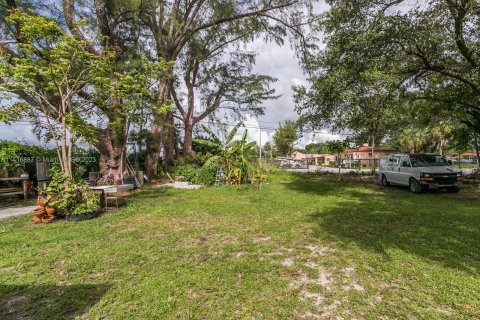 Terreno en venta en Miami, Florida № 607864 - foto 11