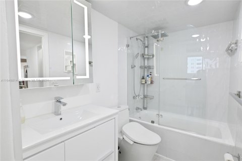 Condo in Miami Beach, Florida, 1 bedroom  № 1353794 - photo 18