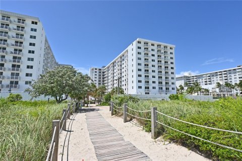 Condo in Miami Beach, Florida, 1 bedroom  № 1353794 - photo 28