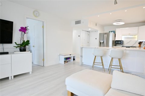 Condo in Miami Beach, Florida, 1 bedroom  № 1353794 - photo 10